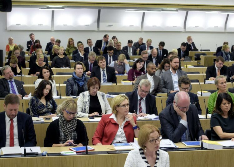 Oppositio kuuntelee pääministerin tiedonantoa kilpailukykyyn vaikuttavista toimista eduskunnassa keskiviikkona.