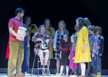 Oulun kaupunginteatterissa esitetään Pauliina Rauhalan kirjaan perustuvaa Taivaslaulu-näytelmää.