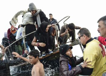 Jälleen yksi ryhmä pakolaisia saapui veneellä kreikkalaiselle Lesbosin saarelle maanantaina.
