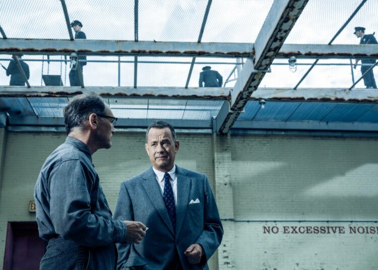 Neuvonpidossa neuvostovakooja (Mark Rylance) ja hänen amerikkalainen puolustusasianajajansa (Tom Hanks).