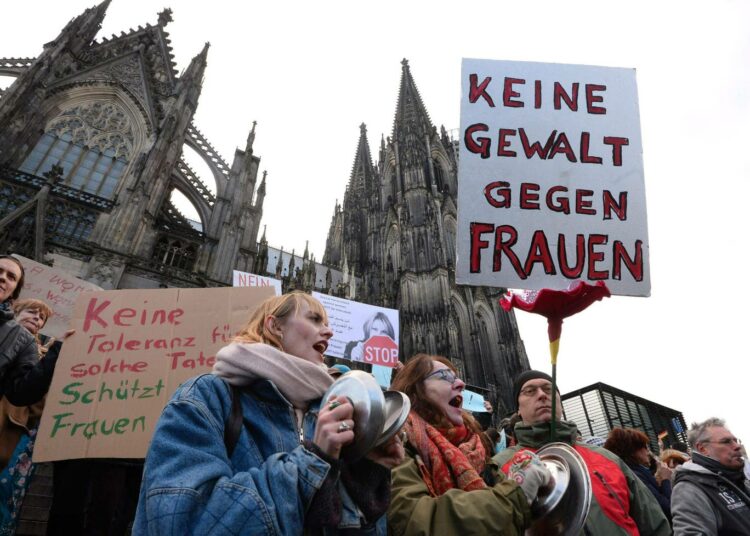 Ei väkivaltaa naisia vastaan, vaadittiin Kölnissä järjestetyssä mielenosoituksessa viime viikonloppuna.