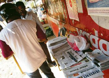 Intialainen lehdenmyyjä kaupitteli sanomalehtiä Benaulimissa Goan osavaltiossa tammikuun alussa.