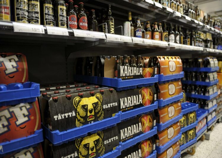 Kirjoittajan mukaan vasemmistoliiton ei tule kannattaa alkoholin saatavuuden lisäämistä.