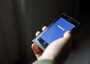 Kirjoittajan mukaan meillä on nyt tuo some, facebook, twitter ja ties mitä, mutta pitäisi myös oikesti tehdä jotain.