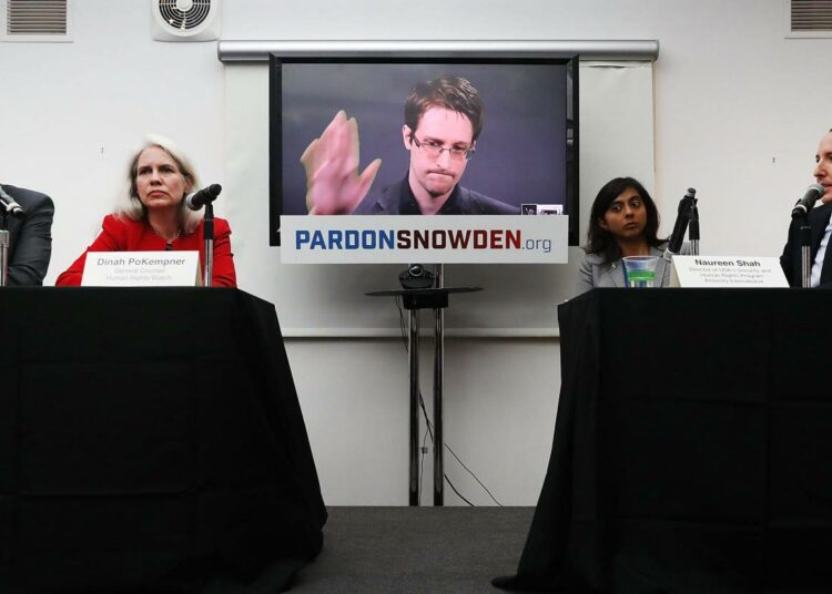 Edward Snowden tervehti videoyhteydellä Moskovasta keskiviikkona New Yorkissa järjestettyä tilaisuutta, jossa käynnistettiin kampanja hänen armahtamisekseen.