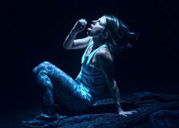 Anna Paavilainen näytelmässä Play rape.