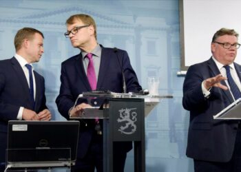 Timo Soini syyskuussa budjettineuvottelujen tiedotustilaisuudessa kokoomuksen Petteri Orpon ja keskustan Juha Sipilän kanssa. Yhden sanan vastauksia ihmiset haluavat eikä viidentoista kohdan ohjelmia, sanoi professori Tuomo Martikainen KU:ssa vuonna 2002 jutussa, jossa ennakoitiin oikeistopopulismin läpimurtoa Suomessa.