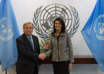 YK:n pääsihteeri Antonio Guterres ja Yhdysvaltain tuore YK-suurlähettiläs Nikki Haley.