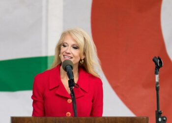 Kellyanne Conway puhumassa abortinvastustajien mielenosoituksessa tammikuussa.