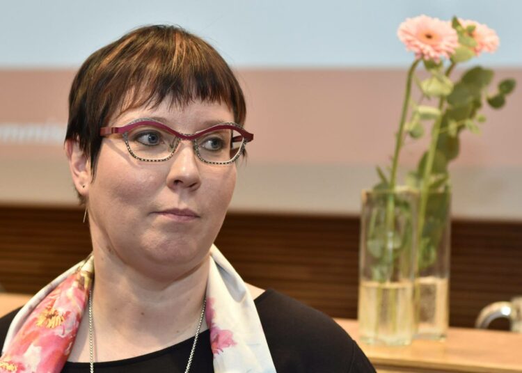 MEP Merja Kyllönen (vas) haluaa autoteollisuuden päästöt ja lobbarit valvontaan, jotta lait toteutuisivat.