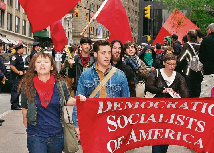 Yhdysvaltojen demokraattisiin sosialisteihin kuuluvat nuoret osallistuivat New Yorkissa pidettyyn Occupy-liikkeen mielenosoitukseen taloudellista eriarvoisuutta vastaan.