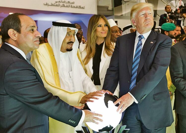Donald Trump ja Melania Trump osallistuivat toukokuussa Ääriajattelun vastaisen taistelun keskuksen avajaisiin Saudi-Arabian pääkaupungissa Riadissa. Avajaisseremoniassa olivat mukana Saudi-Arabian kuningas Salman ja Egyptin presidentti Abdel Fattah al-Sisi.