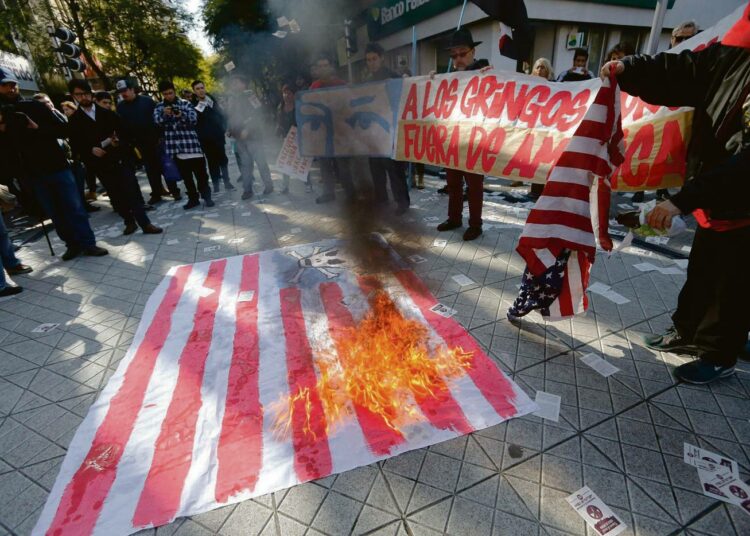 Mielenosoittajat polttivat Santiagossa Yhdysvaltain lipun varapresidentti Mike Pencen vierailun aikana 16. elokuuta.