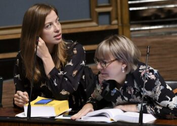 Vasemmistoliiton Li Andersson ja Aino-Kaisa Pekonen budjetin lähetekeskustelussa.