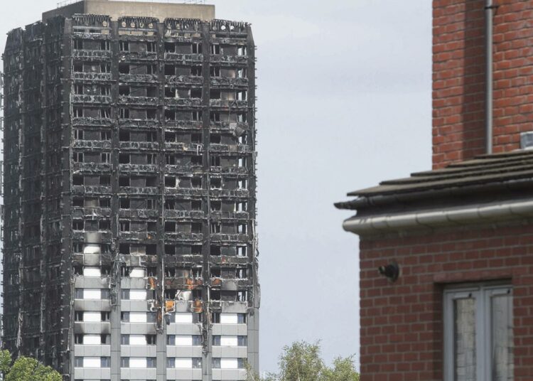 Kesäkuussa palaneen Grenfell Towerin jäännöksistä näkyy, miten palo levisi ulkoseinien pinnoitteita pitkin.