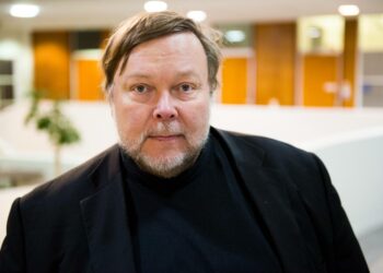 Markus Leikola oli parikymppisenä innostunut Kurt Vonnegutin ja Gabriel Garcia Márquezin kirjoista. Samaa tyyliä hän tavoitteli romaanissaan.