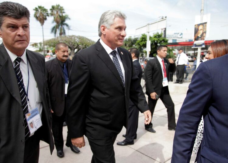 Kuvassa keskellä Kuuban nykyinen presidentti Miguel Diaz-Canel vierailulla El Salvadorissa toukokuussa 2015, jolloin hän toimi maansa varapresidenttinä.