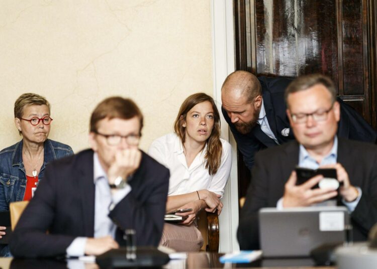 Vasemmistoliiton puheenjohtaja Li Andersson (keskellä) oli paikalla perustusvaliokunnan tiedotustilaisuudessa. Kuvassa hän keskustelee tilaisuudessa vihreiden puheenjohtajan Touko Aallon kanssa.