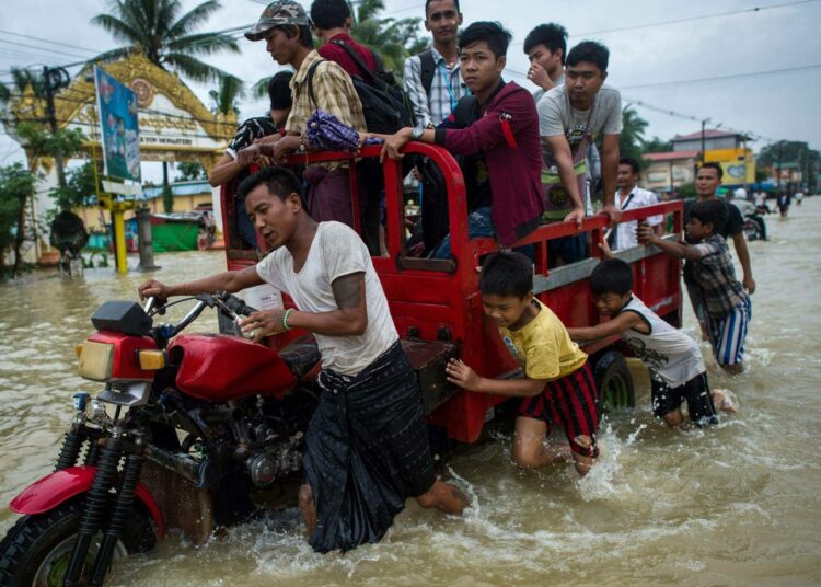 Muun muassa kelta- ja muut taudit leviävät tulvien seurauksena. Myanmarissa tulvi kesäkuussa.