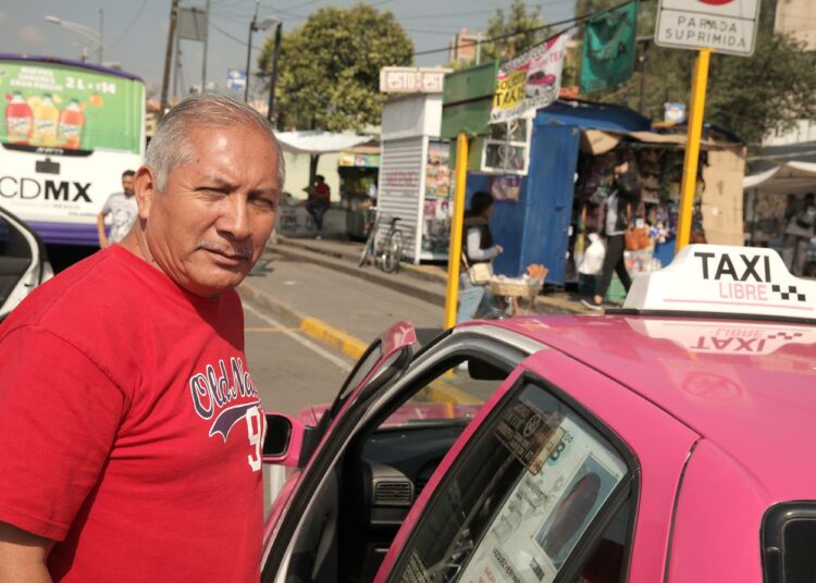 ”Vaikka bensan hinta litralta nousi viime vuonna yhdessä yössä 18 pesosta 21 pesoon, en voi laskuttaa asiakkailta enempää. Taksin ajaminen ei lyö enää leiville, mutta koska olen jo 62-vuotias, en saa enää muutakaan työtä”, kertoo José Luis Vázquez ja lähtee ajamaan suurkaupungin vilinään.