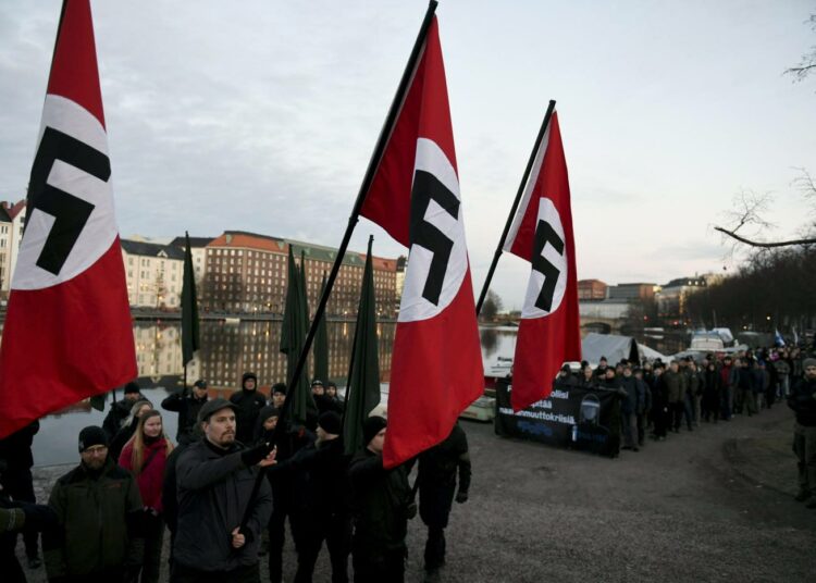 Uusnatsien hakaristiliput liehuivat marssin alussa itsenäisyyspäivänä Helsingissä.