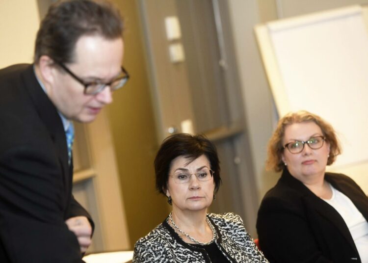 Opetus- ja kulttuuriministeriön OKM:n kansliapäällikkö Anita Lehikoinen, OKM:n ammatillisen koulutuksen osaston ylijohtaja Mika Tammilehto (vas.) ja Opetushallituksen ammatillisen osaamisen yksikön päällikkö Kati Lounema (oik.) esittelivät uudistunutta ammatillista koulutusta tiistaina.