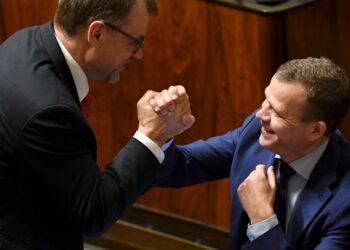 Pääministeri Juha Sipilä ja valtiovarainministeri Petteri Orpo tuulettivat työllisyystavoitteen saavuttamista perjantaina eduskunnan täysistunnossa.