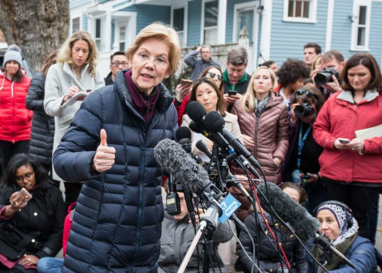 Senaattori Elizabeth Warren puhumassa kotinsa edustalla Massachusettsin Cambridgessa tiedotusvälineille maanantaina sen jälkeen kun hän oli ilmoittanut ehdokkuuskomitean perustamisesta.