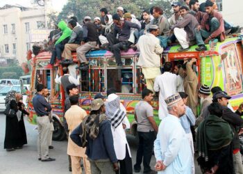 Joukkoliikenne on monin paikoin paha saastuttaja, mutta se tarjoaa paljon työpaikkoja. Kuva Pakistanin Karachista.