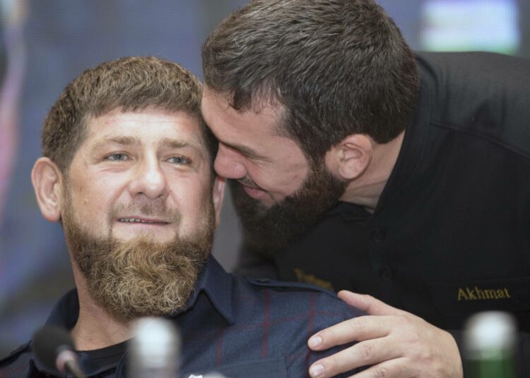 Sosiaalinen media on Tšetšeniassa suosittua. Itsevaltainen presidentti Ramzan Kadyrov (vas.) on ahkera Instagramin käyttäjä. Tšetšenian parlamentin puhemiestä Magomed Daudovia haastetaan Youtubessa.