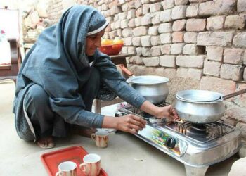 Pakistanin Faisalabadissa asuva Nabela Zainab valmistaa teetä biokaasulla toimivalla hellalla, joka vähentää kotitalouksien ruuanlaitosta aiheutuvia päästöjä.