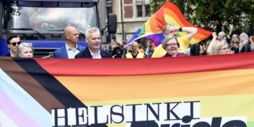 Priden suojelija oli tänä vuonna sosiaali- ja terveysministeri, vasemmistoliiton Aino-Kaisa Pekonen (oik.), joka marssi lauantain kulkueen kärjessä pääministeri Antti Rinteen ja piispa emerita Irja Askolan kanssa.
