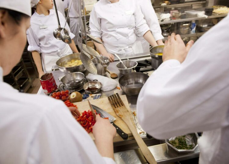 Kokkikopiskelijoita ravintolakoulu Perhon keittiössä. OAJ:n kyselyn mukaan ammatillisessa koulutuksessa on liian vähän opettajia.