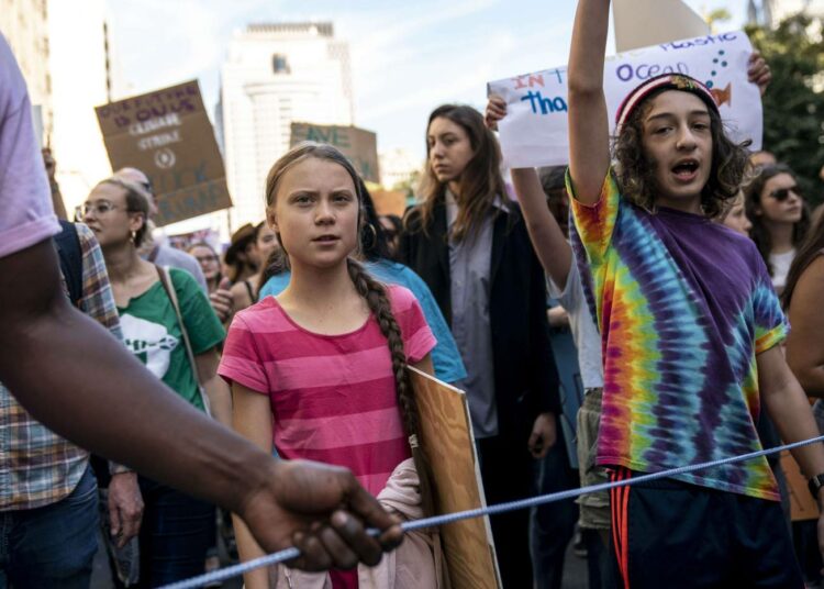 Tarvittiin lapsi, Greta Thunberg (oik.), tekemään aikuisen työ ja antamaan kasvot maailman huolelle.