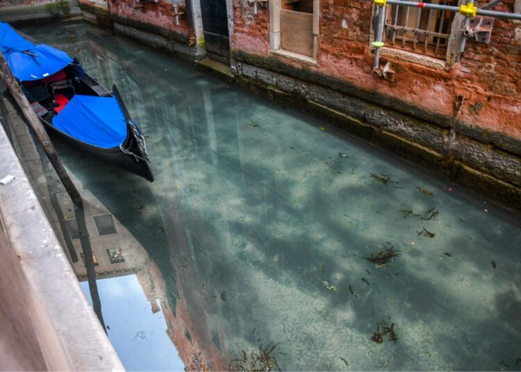 Kirjoittajan mukaan karanteeniajan lisäbonuksena olisivat muun muassa Venetsian kanavien puhdistumisen kaltaiset ”ihmeparantumiset”.