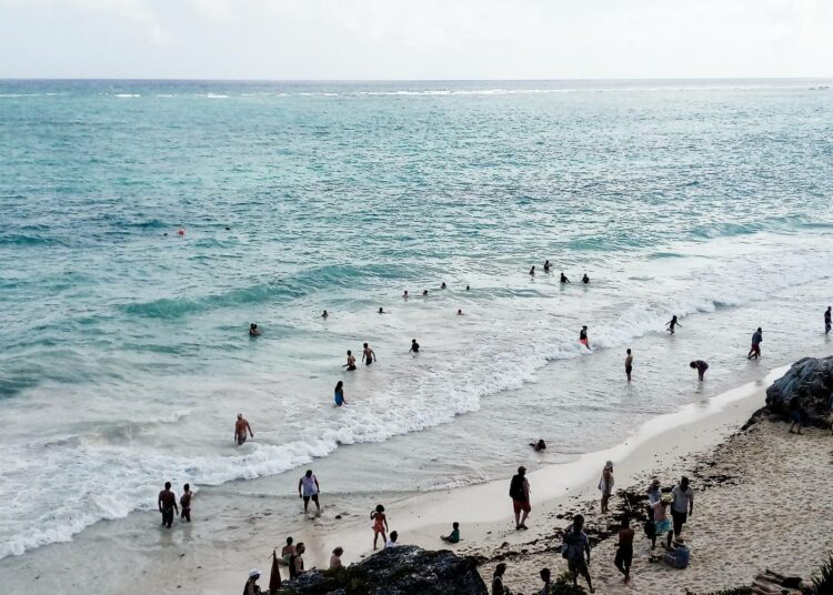 Meksikon presidentin Andrés Manuel López Obradorin megaprojekti Maya-juna halki Jukatanin niemimaan lupaa sosioekonomista kehitystä maan etelä- ja kaakkoisosiin. Tavoitteena on vuoteen 2023 mennessä kuljettaa 50 000 matkustajaa päivässä. Hankkeen päätarkoitus on palvella turismia, ja paikalliset asukkaat pelkäävätkin turistimassojen turmelevan tähän asti säästyneitä rannikkoalueita, sellaisia kuin kuvan Tulum-ranta Quintana Roon osavaltiossa.