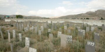 Iranista Turkkiin pyrkineiden haudoissa on vain numeroita, ei nimiä. Joistain on merkitty kansallisuus.