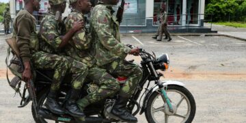 Mosambikin armeijan sotilaat ajoivat moottoripyörällä Pembassa huhtikuussa kapinallisten vetäydyttyä kaupungista.