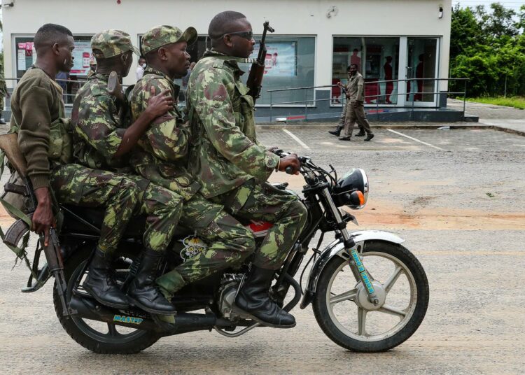 Mosambikin armeijan sotilaat ajoivat moottoripyörällä Pembassa huhtikuussa kapinallisten vetäydyttyä kaupungista.
