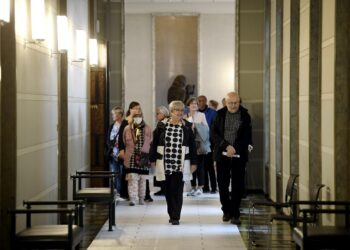 Eduskunnassa järjestettiin eilen maanantaina ensimmäinen avoimien ovien päivä koronan jälkeen. Tänään näyttämölle palaavat kansanedustajat.