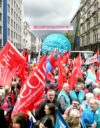 Opettajat ja julkisten alojen työntekijät osoittivat mieltä budjettileikkauksia vastaan Belfastissa huhtikuussa.