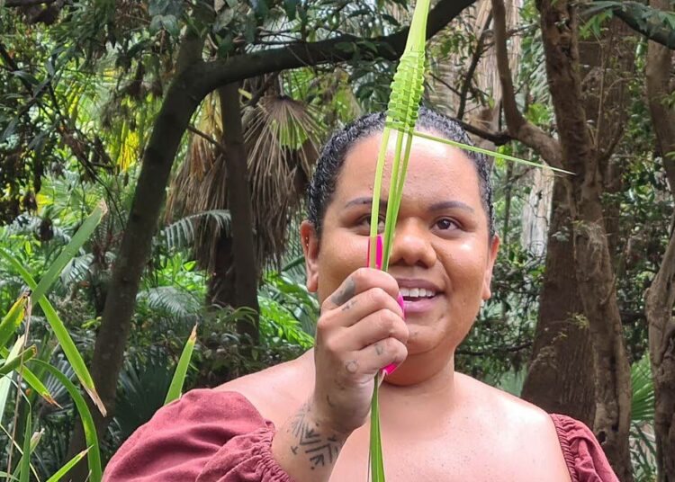 Kalkani Choolburra, Sydneyn kasvitieteellisen puutarhan aboriginaaliohjelmien koordinaattori, esittelee alkuperäiskasvien monia käyttötapoja. Tässä hän kutoo lomandran lehdellä.