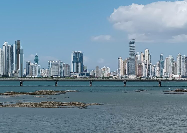 Veden takana Panama City, jonka väestönkasvu lisää veden kysyntää. Kaupungin juomavesi tulee kanavasta, ja nyt kaupunki kärsii infrastruktuurin rapistumisen sekä kroonisten hallinto-ongelmien lisäksi kuivuudesta johtuvasta veden vähyydestä.