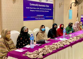Naiset ja asiantuntijat osallistuvat Peshawarissa seminaariin, jossa käsitellään raiskauksia ja oikeutta.