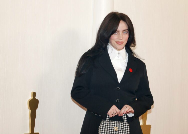 Yhdysvaltalainen poptähti Billie Eilish on yksi yli 200 artistista, jotka ovat huolissaan tekoälyn käytöstä musiikkialalla.
