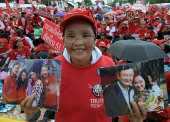 Thaksin Shinawatran kannattaja mielenosoituksessa 19. syyskuuta, jolloin tuli kuluneeksi kolme vuotta Thaksinin syrjäyttämisestä.