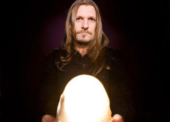 -Siitä olen itse tyytyväinen, että ollaan saatu jalostettua kansanperinnettä vähän modernimpaan muotoon, Esa Holopainen tuumii.