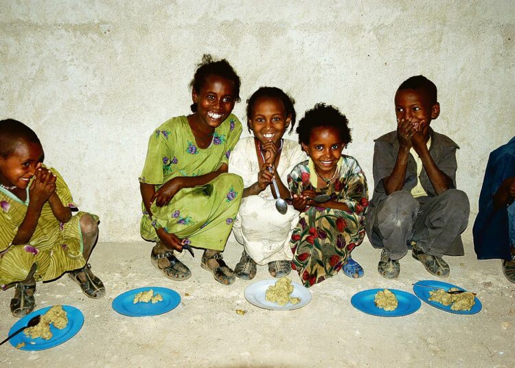 YK:n elintarvikeohjelma toimitti viime vuonna kouluruokaa lapsille Etiopian kuivuudesta kärsivillä alueilla.