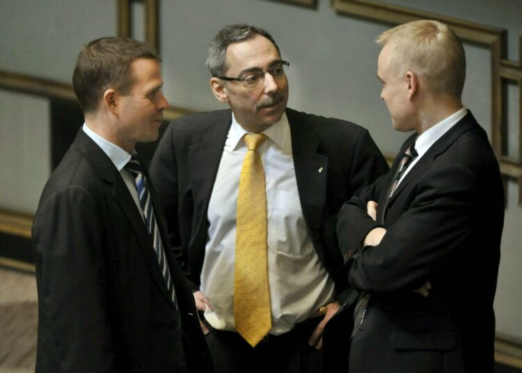 Kokoomuksen kansanedustajat Petteri Orpo vas.  ja Ben Zyskowics (kesk.) hämmästelivät hallituspuolueiden syyttelyä. Oikealla kansanedustaja Timo Heinonen.