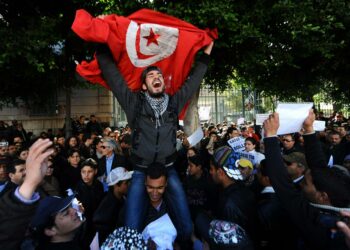 Tunisialaiset osoittivat viime lauantaina mieltään Ranskan suurlähetystön edessä Tunisissa tuoreen suurlähettilään ylimielisiä lausuntoja vastaan.